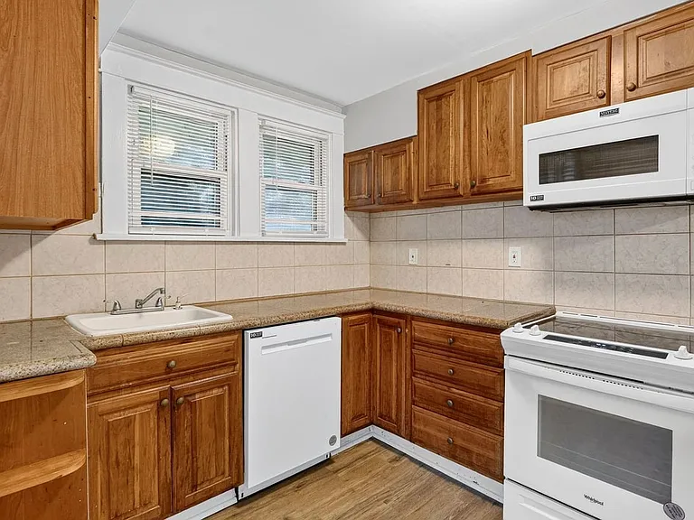 9006 Baroda Ave — Photo 17