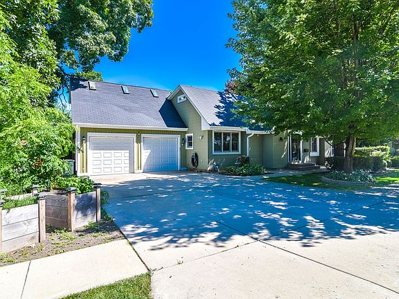 4th image of 220 Lakeview Dr