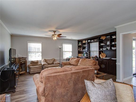 5th image of 10 Cranwood Ct