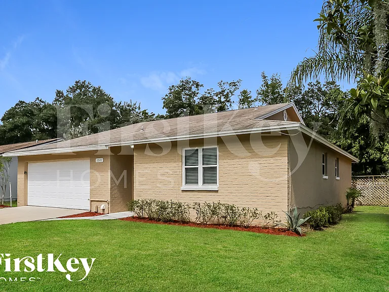 1047 Cove Landing Dr — Photo 2