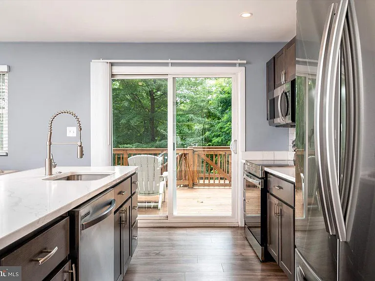 1005 Magothy Park Ln — Photo 11