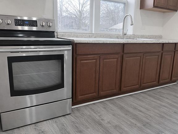 4th image of 311 E Broadway St
