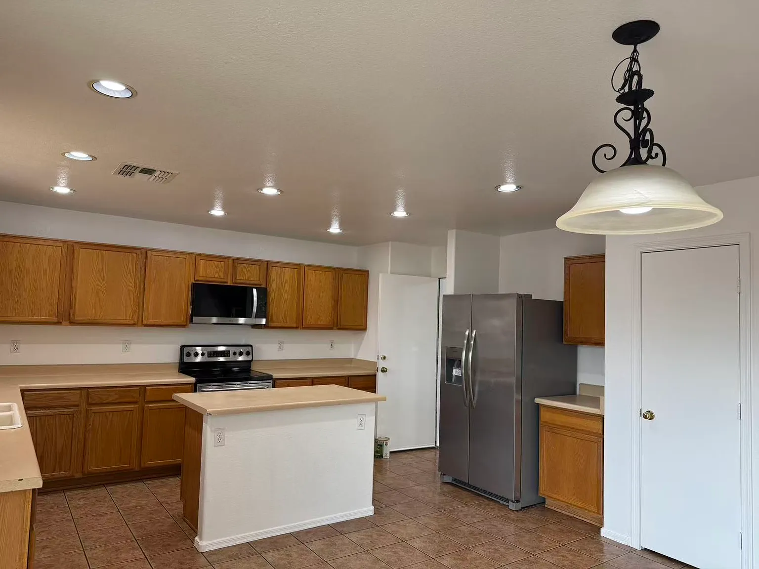 3 bed, 2.5 bath, 1762 sqft, $1,950 — Photo 2