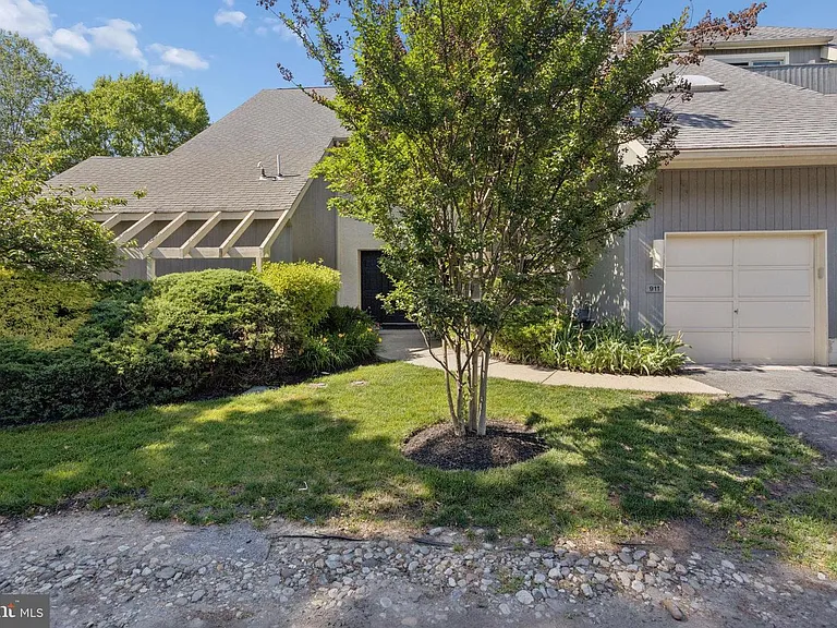 911 Chanticleer — Photo 1