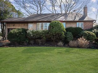 30 Shelter Hill Rd, Plainview, NY 11803