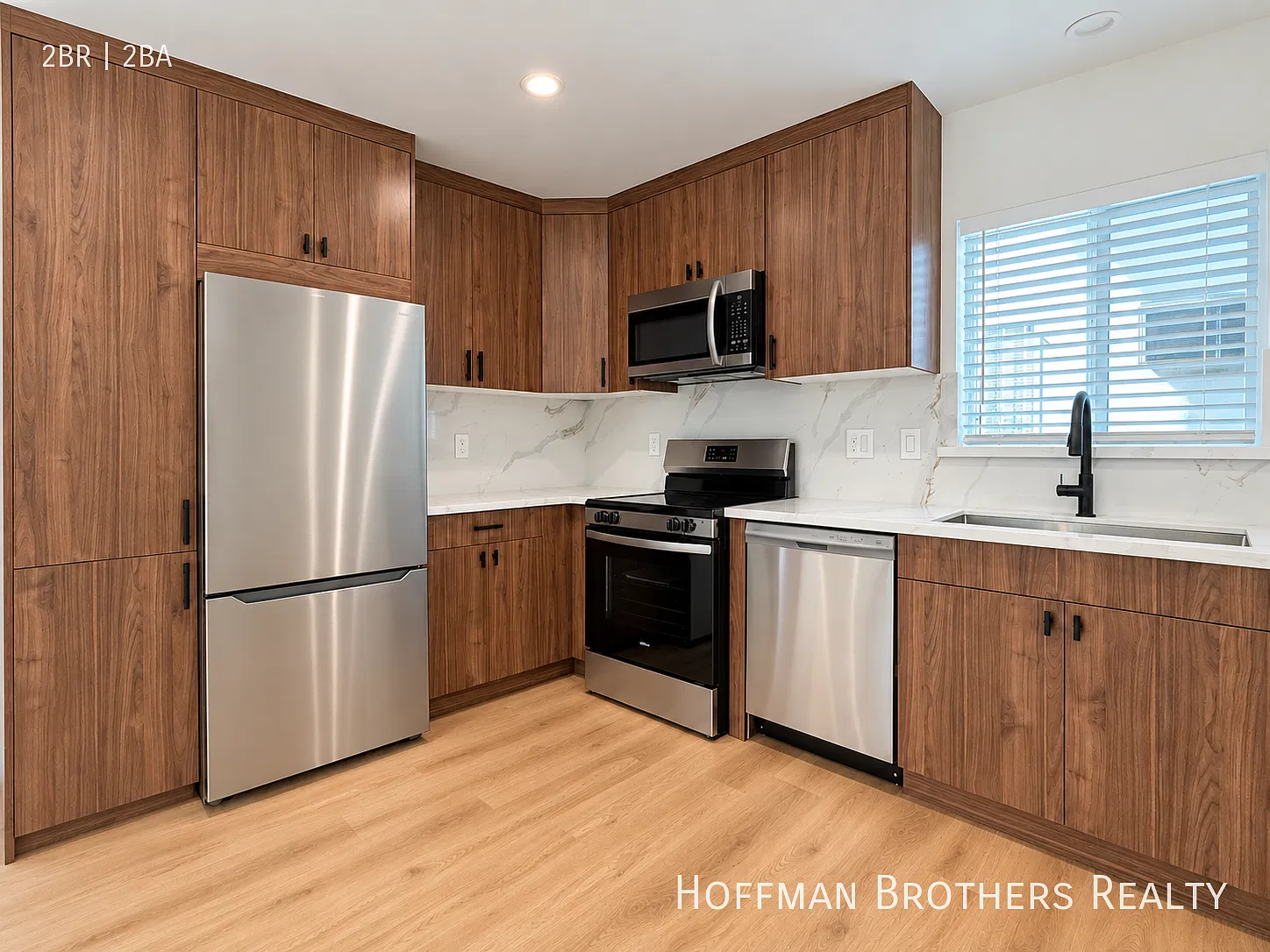 **1 Month Free** Updated 2BR/2BA with High Ceilings, Wood Floors, Modern Kitchen, Dishwasher & Pa... — Photo 2