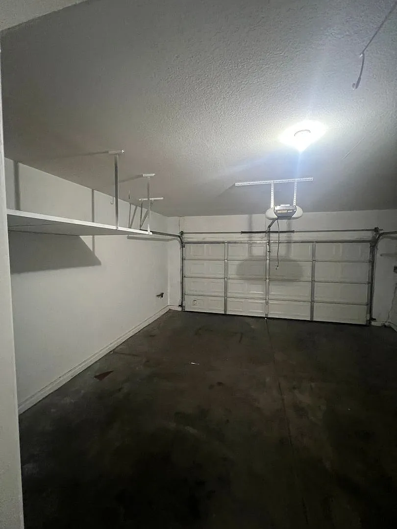 2 Story home with huge backyard — Photo 3