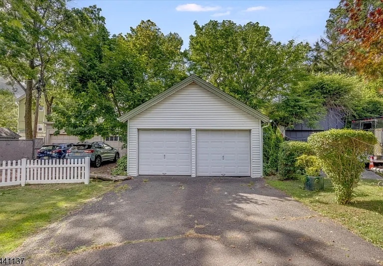 44 Walnut Cres — Photo 25