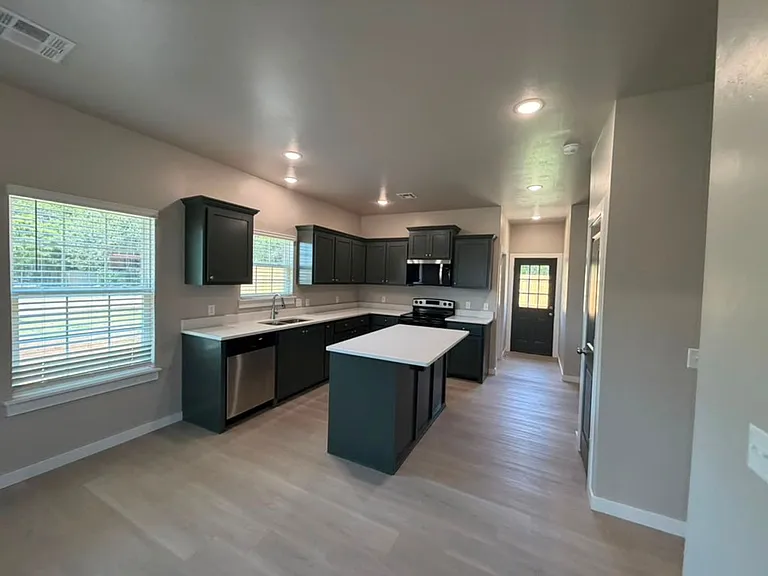 2415 SW J Ave — Photo 6