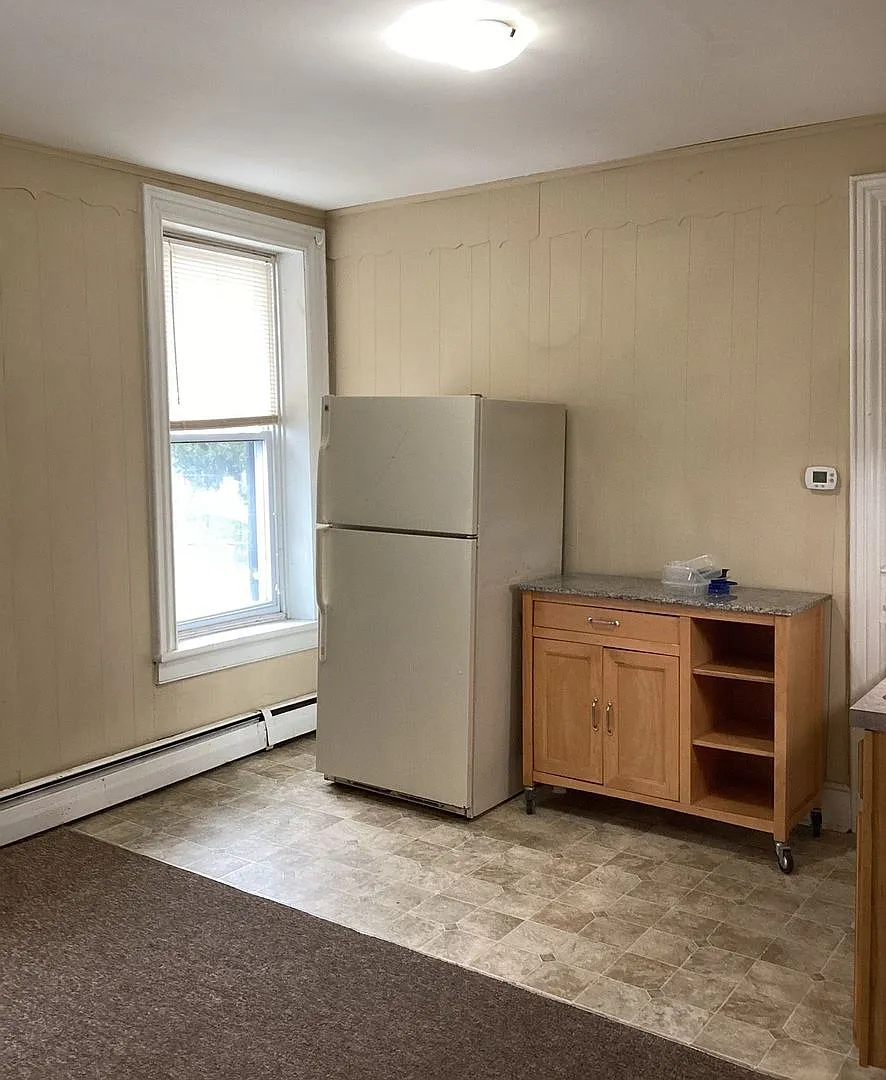 242 E King St — Photo 3