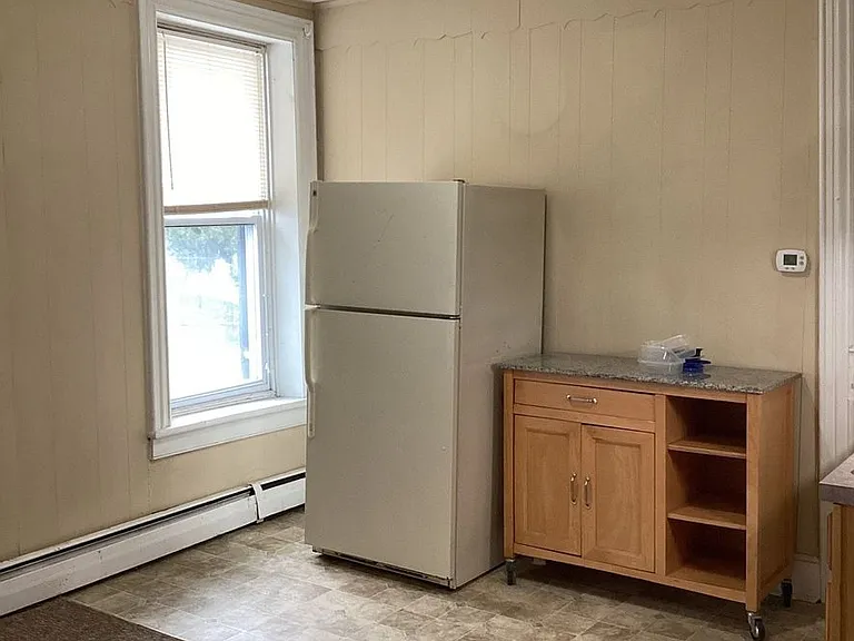 242 E King St — Photo 3