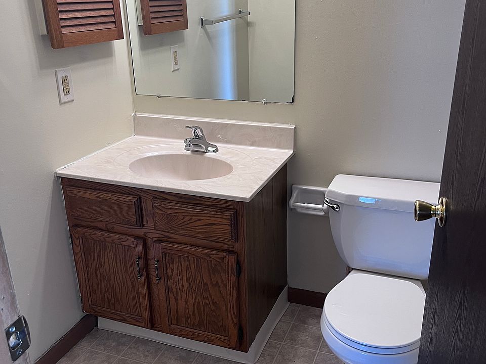 Hall full bathroom