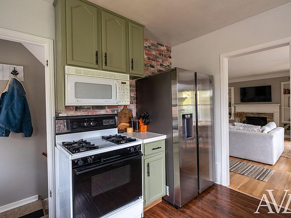5th image of 1756 Fremont Ave NW