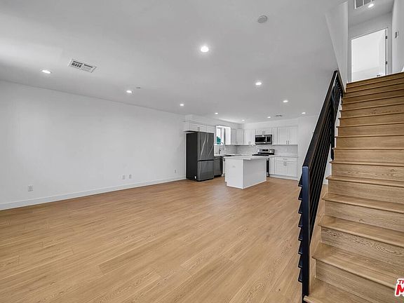 4th image of 229 N Park View St