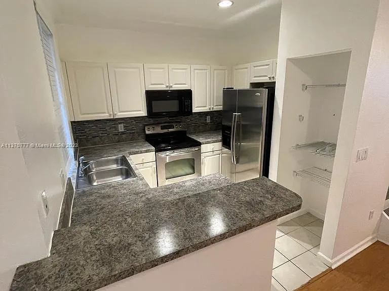 2020 Freeport Dr #2020 — Photo 5