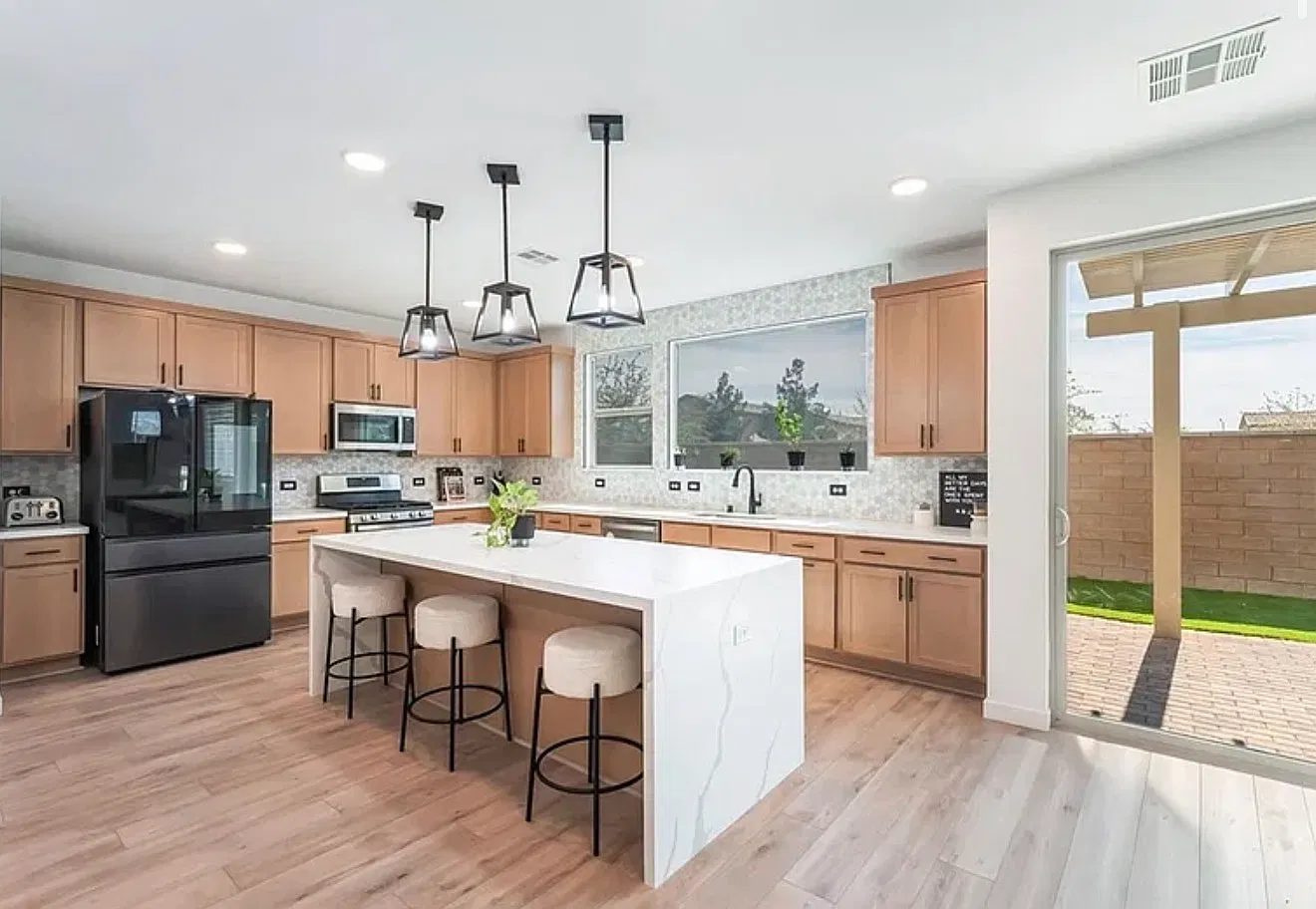 3 bed, 2727 sqft, $3,700 — Photo 3
