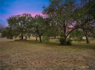 101/103 Pin Oak Cir, Cuero, TX 77954