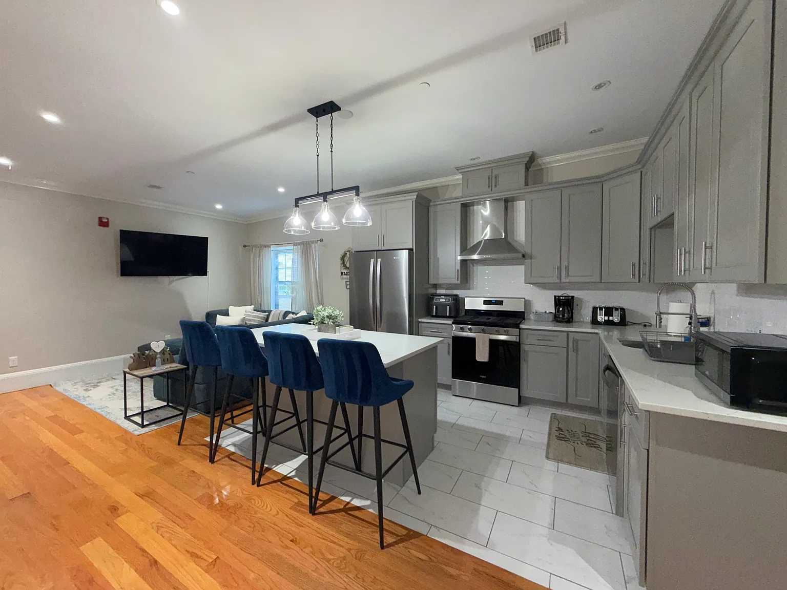 2 bed, 1100 sqft, $3,000 — Photo 1