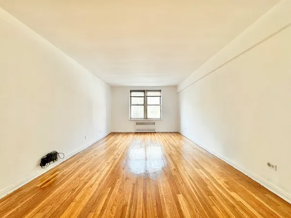 83-37 Saint James's Avenue image 2 of 8