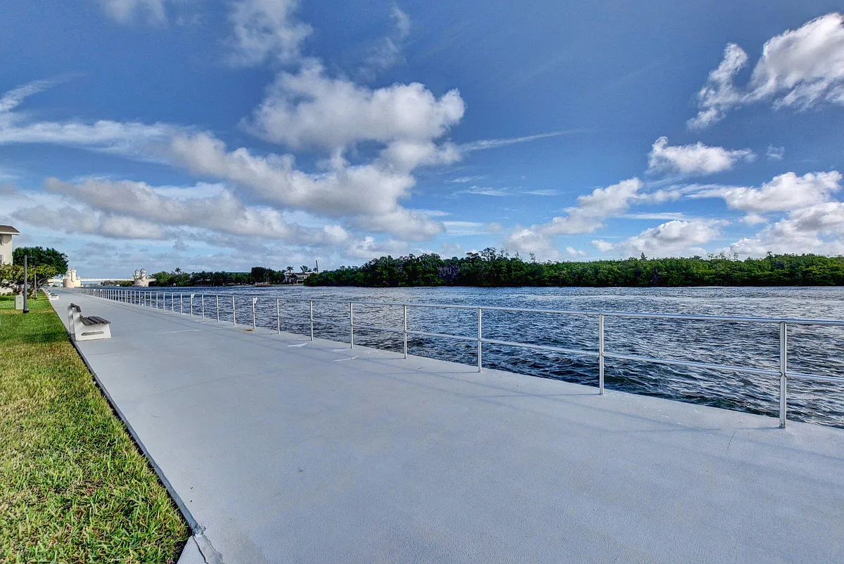 Building Photo - 850 Horizons #207