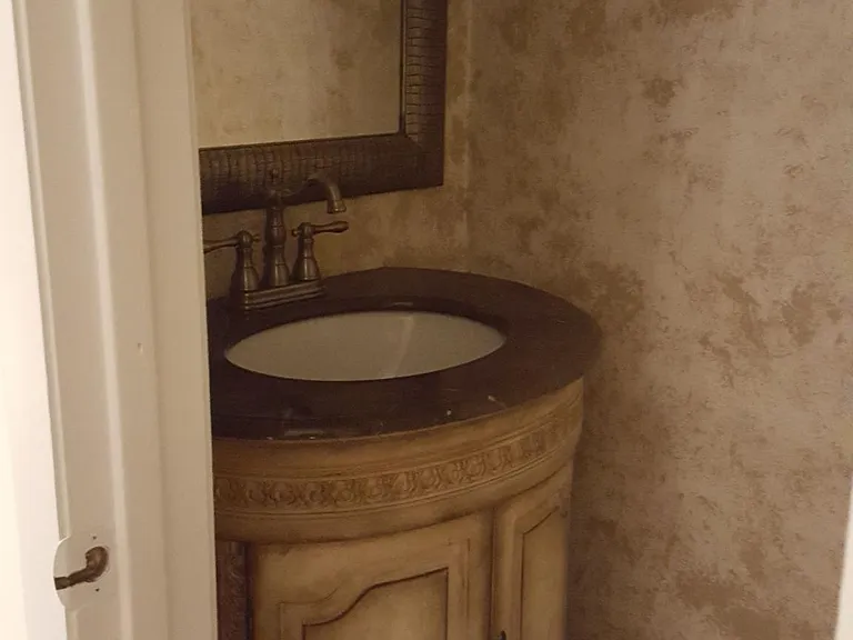 1/2 Bath (1st Floor)