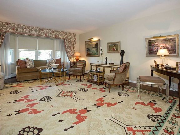 3rd image of 195 Regent Dr