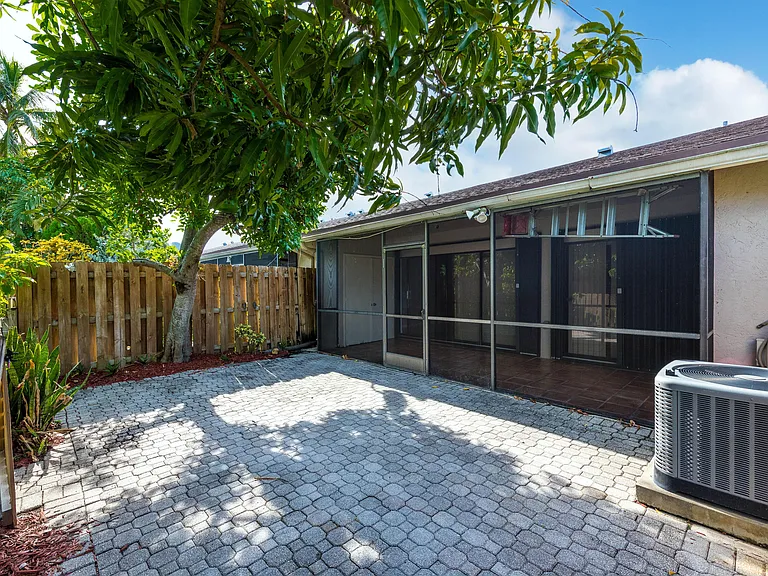 1013 NW 53rd St — Photo 30