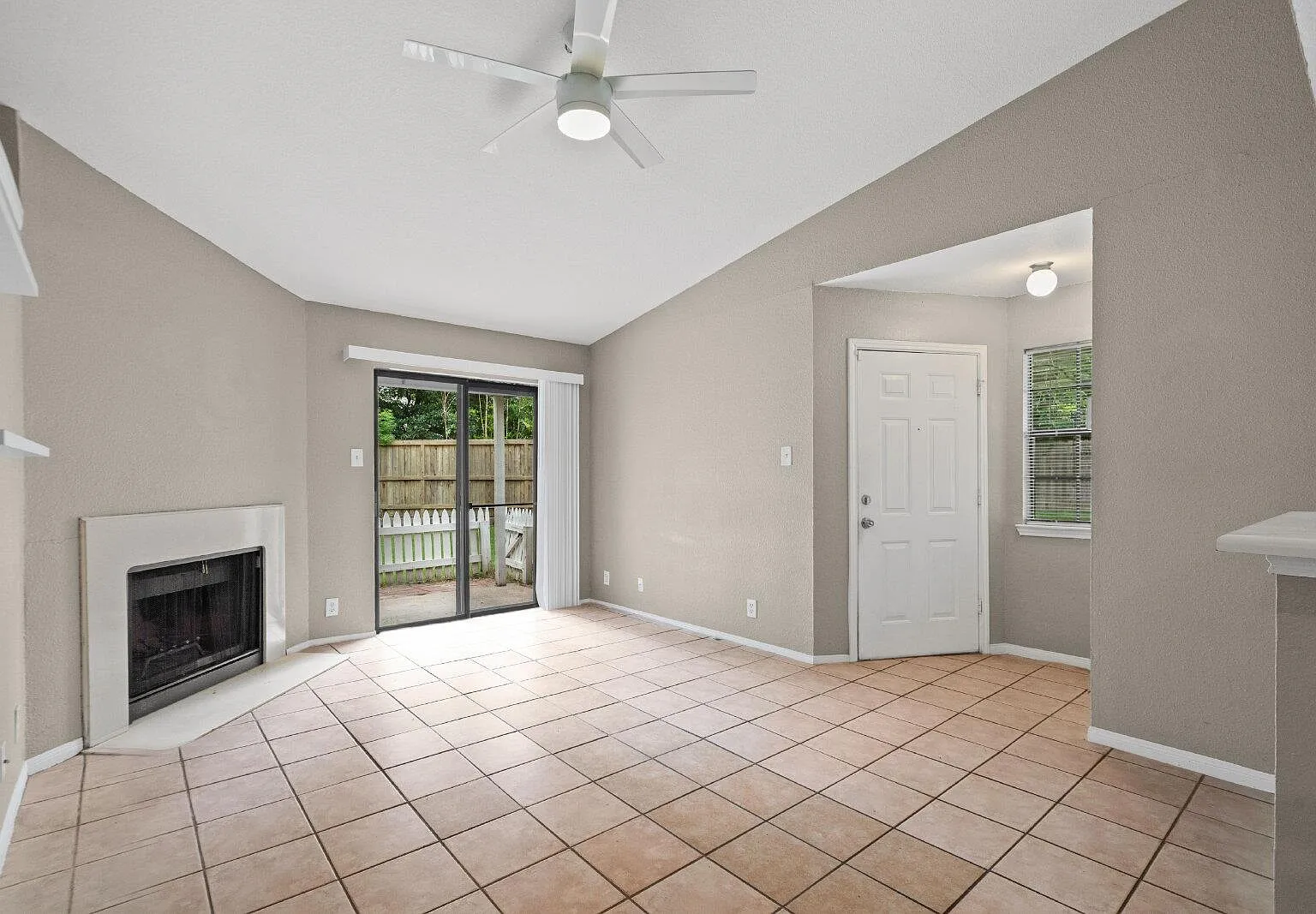 2 bed, 1.0 bath, 900 sqft, $1,350 — Photo 4