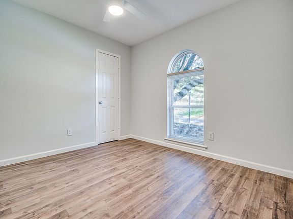 4th image of 313 NE Cindy Ln