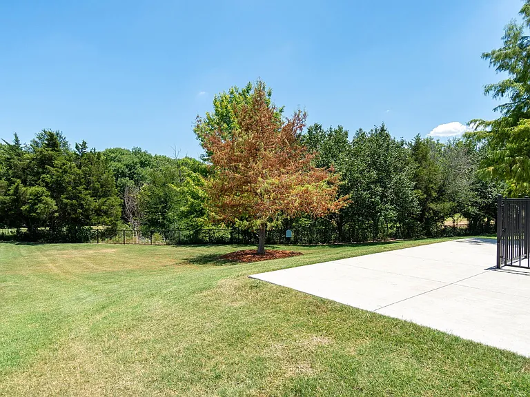 908 Utica Dr — Photo 44