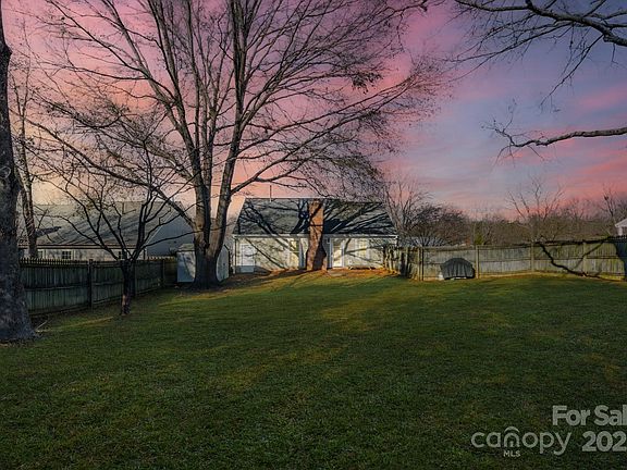 2nd image of 1607 English Knoll Dr