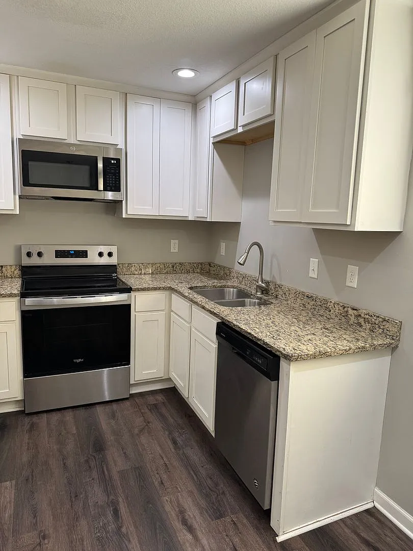 3 Bed/2 Bath Townhouse near Downtown Shakopee- Available Now! — Photo 2