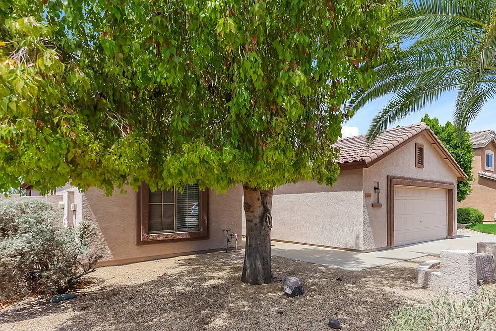 3 bed, 2.0 bath, 1868 sqft, $2,580 — Photo 3