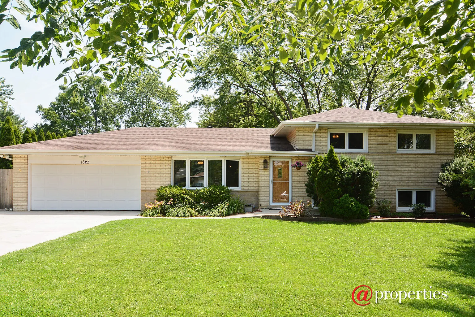 1823 N Laurel Dr photo 1