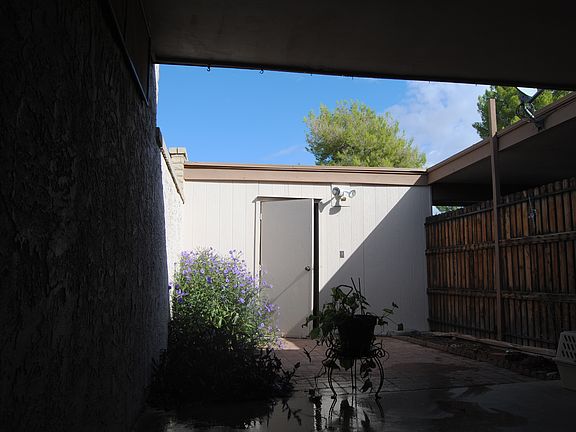 2nd image of 916 N Cherry