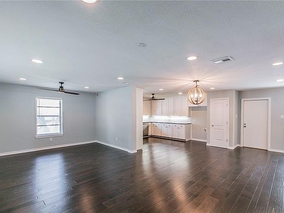 4th image of 2733 Rockview Dr