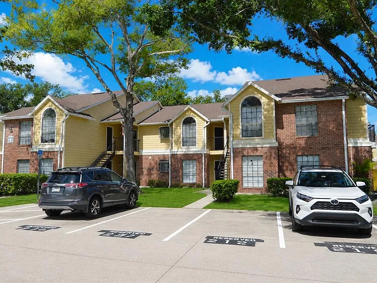 8714 Mallard Reserve Dr #201 — Photo 2