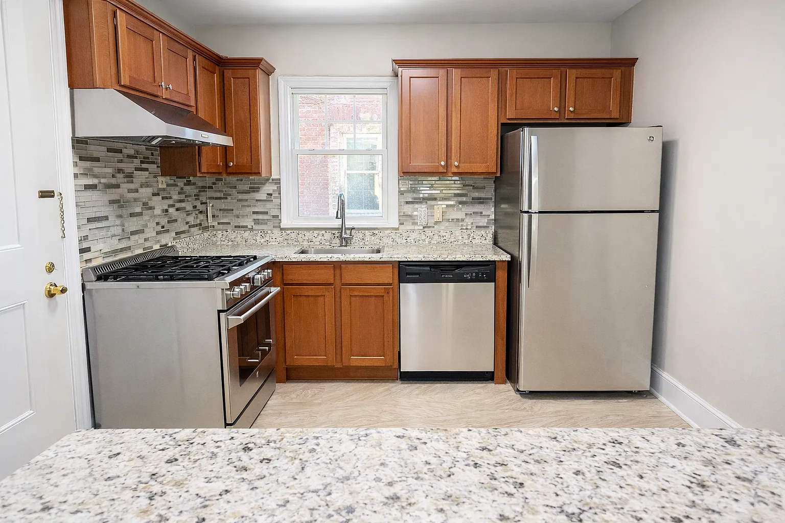 3 bed, 1.5 bath, 1060 sqft, $2,279 — Photo 4