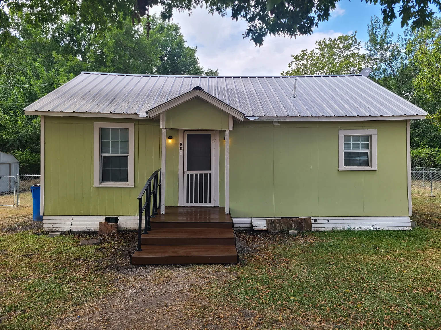 2 bed, 850 sqft, $1,400 — Photo 1