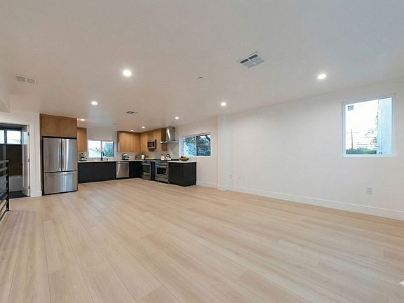 3rd image of 1656 S Hayworth Ave #1658