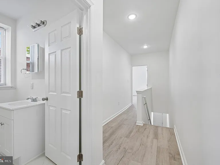 247 W Berkley St — Photo 5