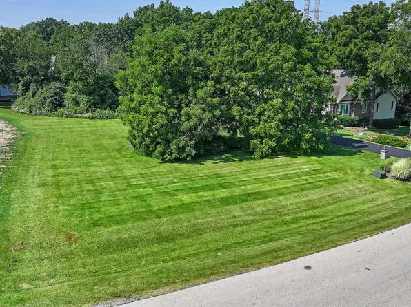 4 Calais Ct, Oakwood Hills, IL 60013