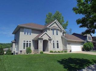 565 Stonebridge Ave, Onalaska, WI 54650