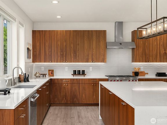 4th image of 12516 Phinney Avenue N