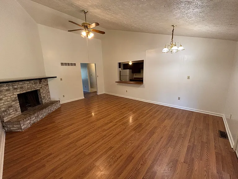 392 Pasadena Dr — Photo 3