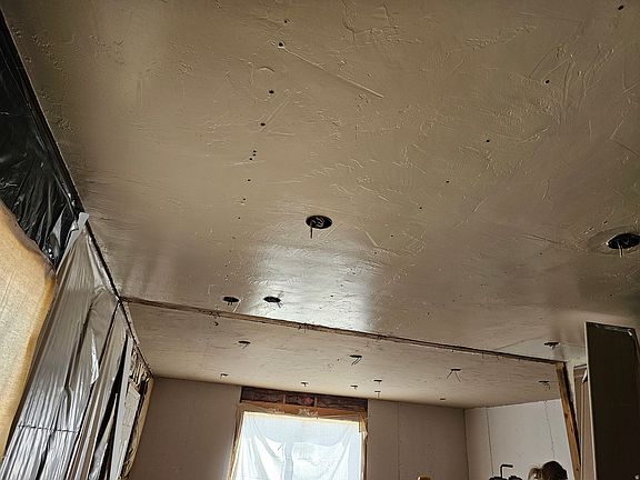 4th image of 163 Carson Ave