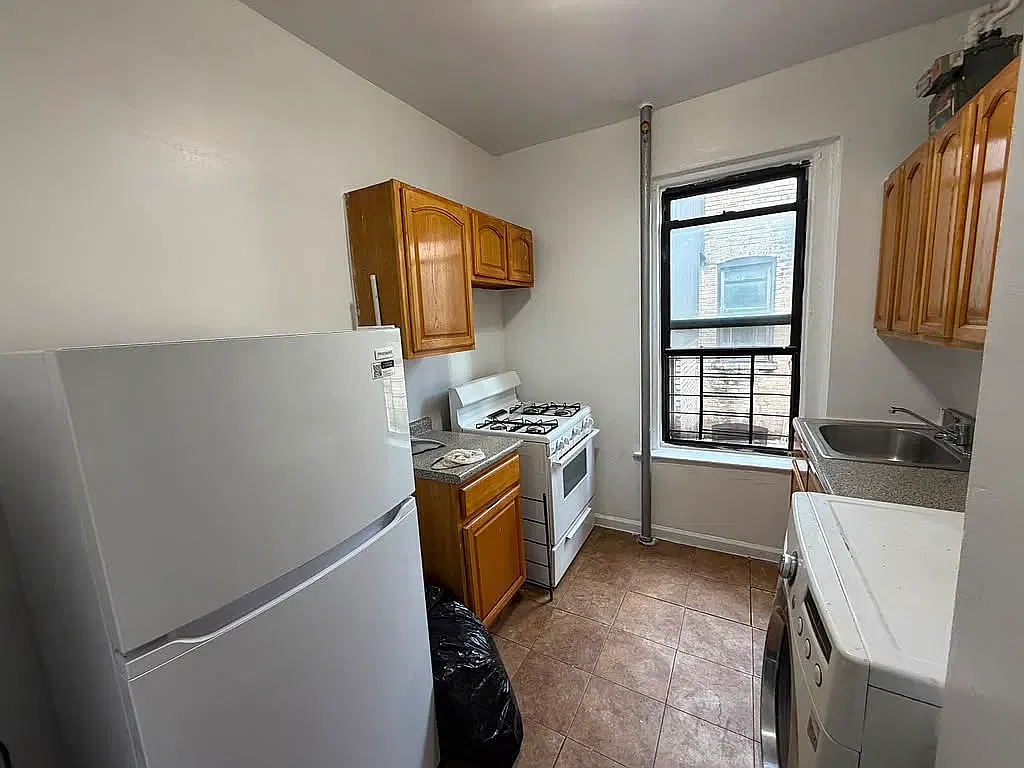 2280 Grand Ave — Photo 3