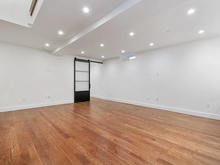 547 Union St — Photo 30