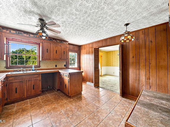 4th image of 4115 Bloomingdale Rd
