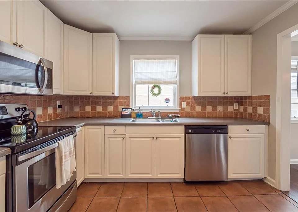 6520 Roswell Rd #49